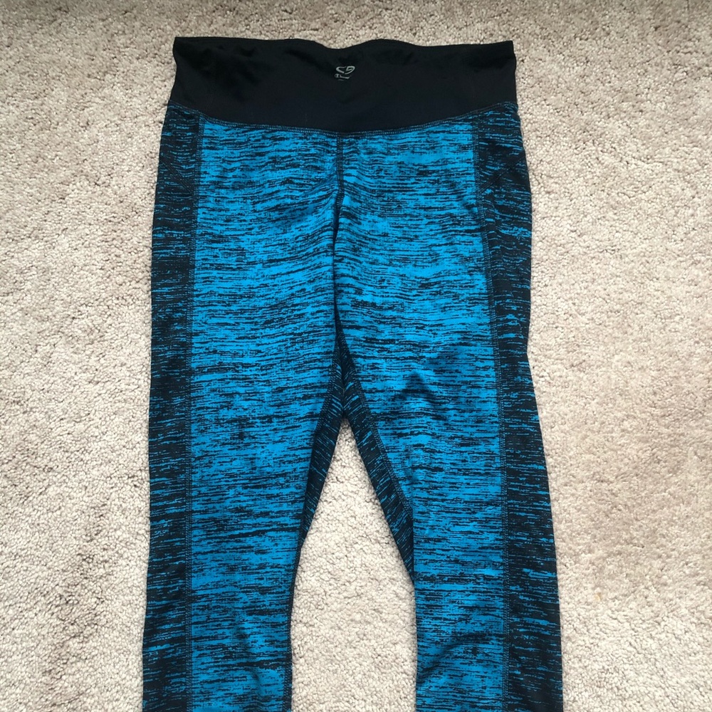 3/4 length exercise leggings.